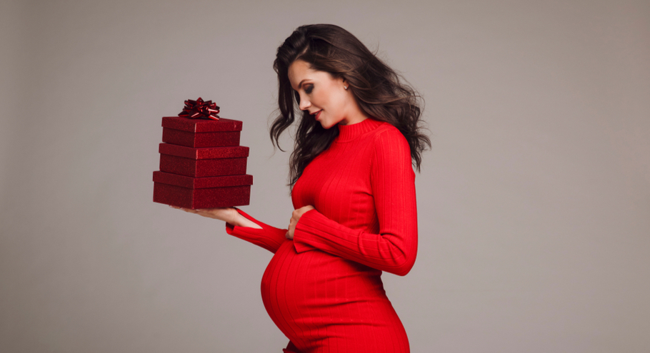 Что подарить беременной подруге?