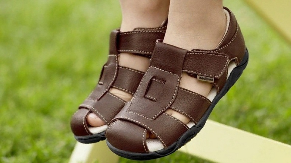 Как правильно сандаль или. Сандалии для малышей. Летние сандалии. Летняя обувь для детей. Для дошкольников сандали.