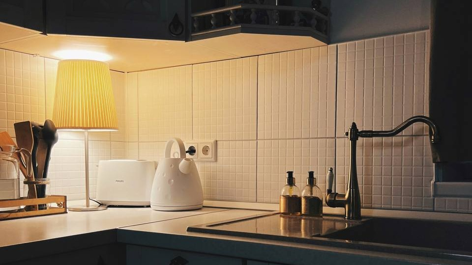 Как перекрасить плитку на кухонном фартуке | Дом | WB Guru