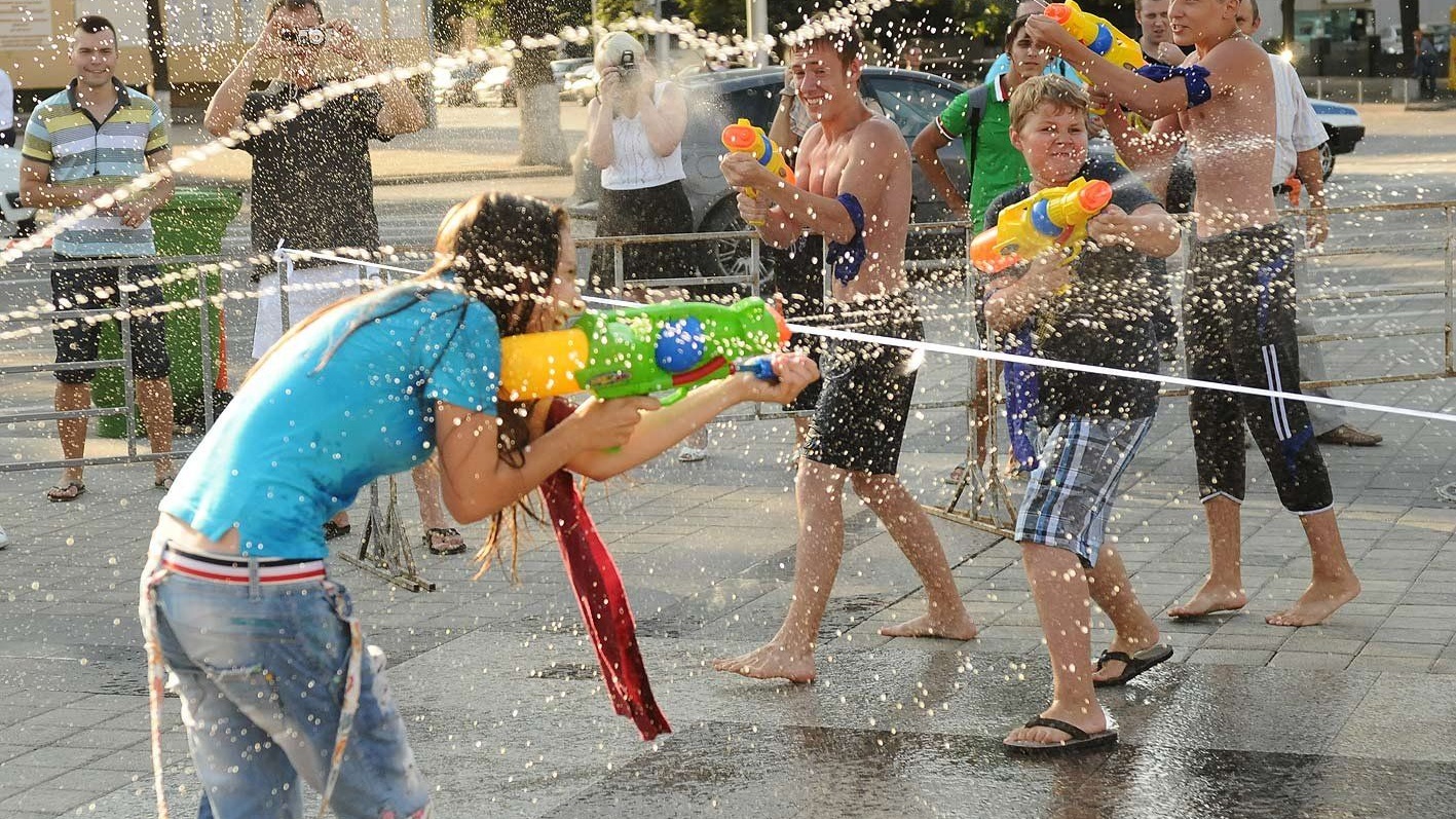 В жаркие дни здесь было. Летние развлечения. Водная битва на водяных пистолетах. Водная битва дети. Битва из водяных пистолетов.