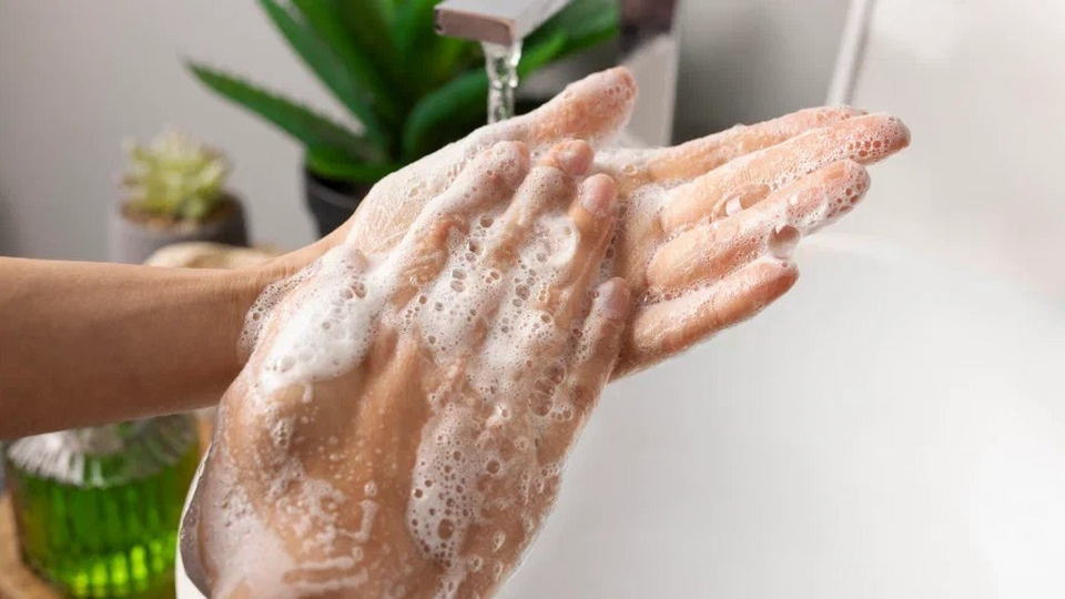 Что будет если умываться мылом. Чистые руки. Жидкое мыло на ладони. Жидкое мыло на человеке. Washing hands.