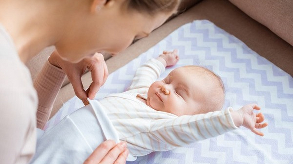 Колики у новорожденных: что делать? | Советы педиатра (Вопросы ухода)