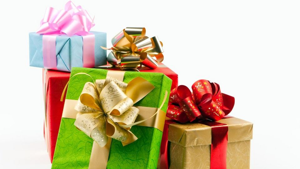 Подарки 15. Holiday Gift giving. Regift present. Gifts by.