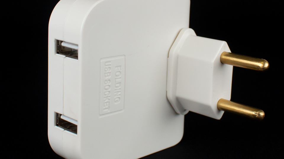 Плоский поворотный тройник теперь и с USB!