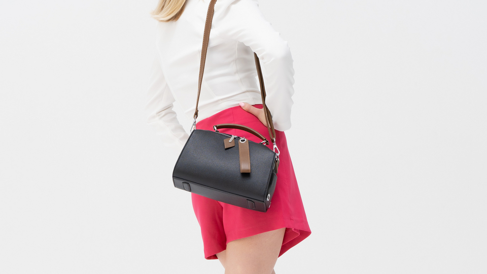 Как носить кросс-боди сумку: стильные комбинации и советы по стилю ...