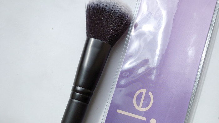 CHICNIE Кисть для румян, хайлайтера 103 Blush Brush