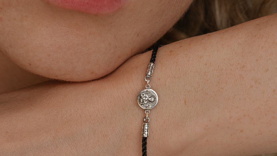 Текстильный православный серебряный браслет - это не просто украшение, но исимвол защиты и поддержки.