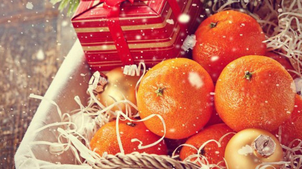 Новый год подарки мандарины. Новогодний мандарин.. Мандарины новый год. Мандарины и елка. Подарки с мандаринами на новый год.