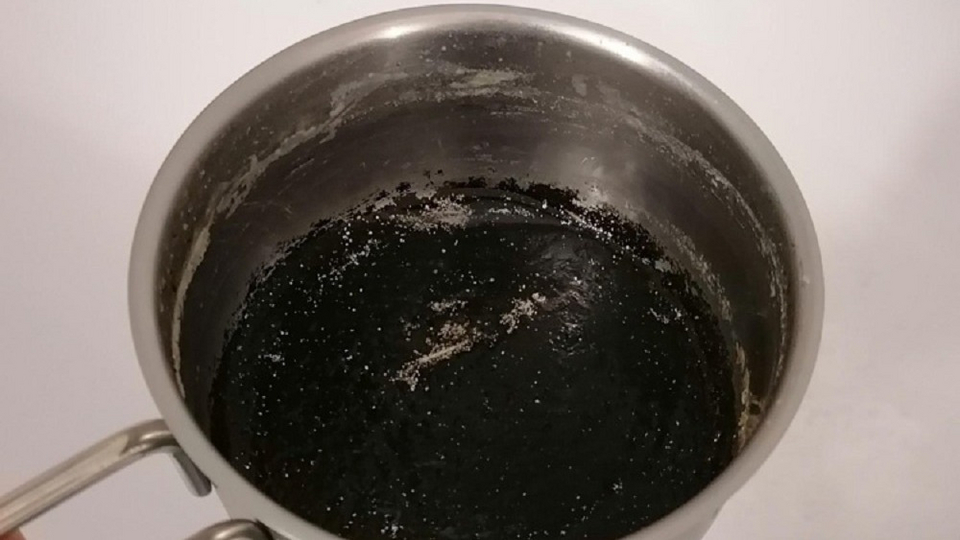 Пригорела эмалированная кастрюля как отмыть