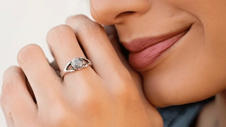Помолвочное и обручальное кольцо из белого золота на одном пальце