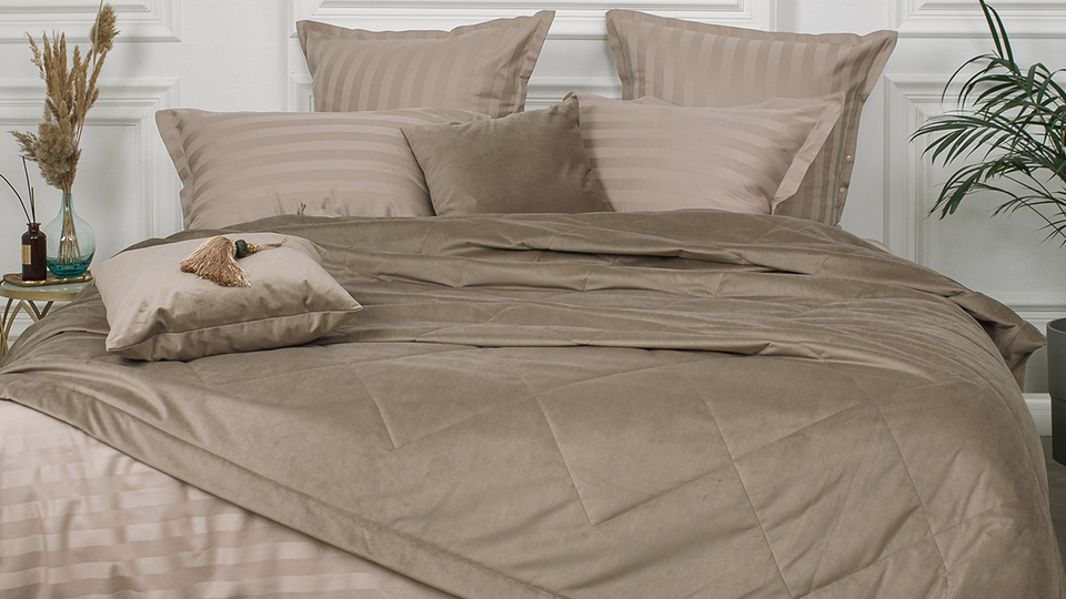 Текстиль для спальни: сочетание штор и покрывала