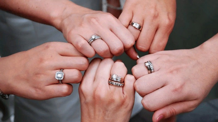Можно ли носить и что означает кольцо на безымянном пальце левой и правой руки