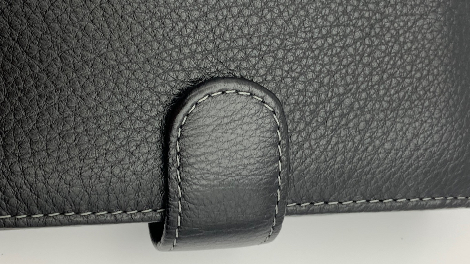 Элегантный черный бумажник из натуральной кожи бренда TKOL'