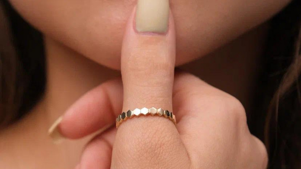 Значение кольца на безымянном пальце левой руки у женщин