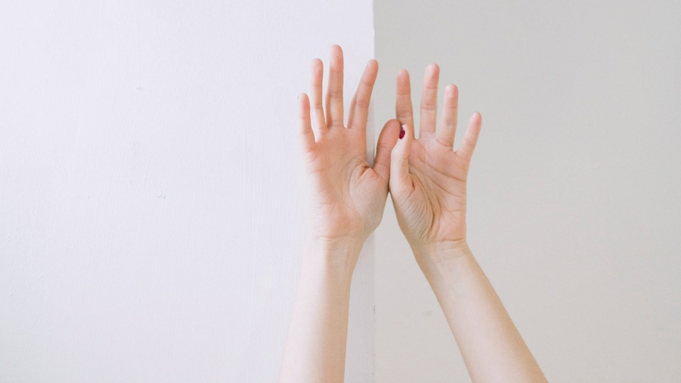 Трещины на пальцах рук: из-за чего возникают и как их лечить?