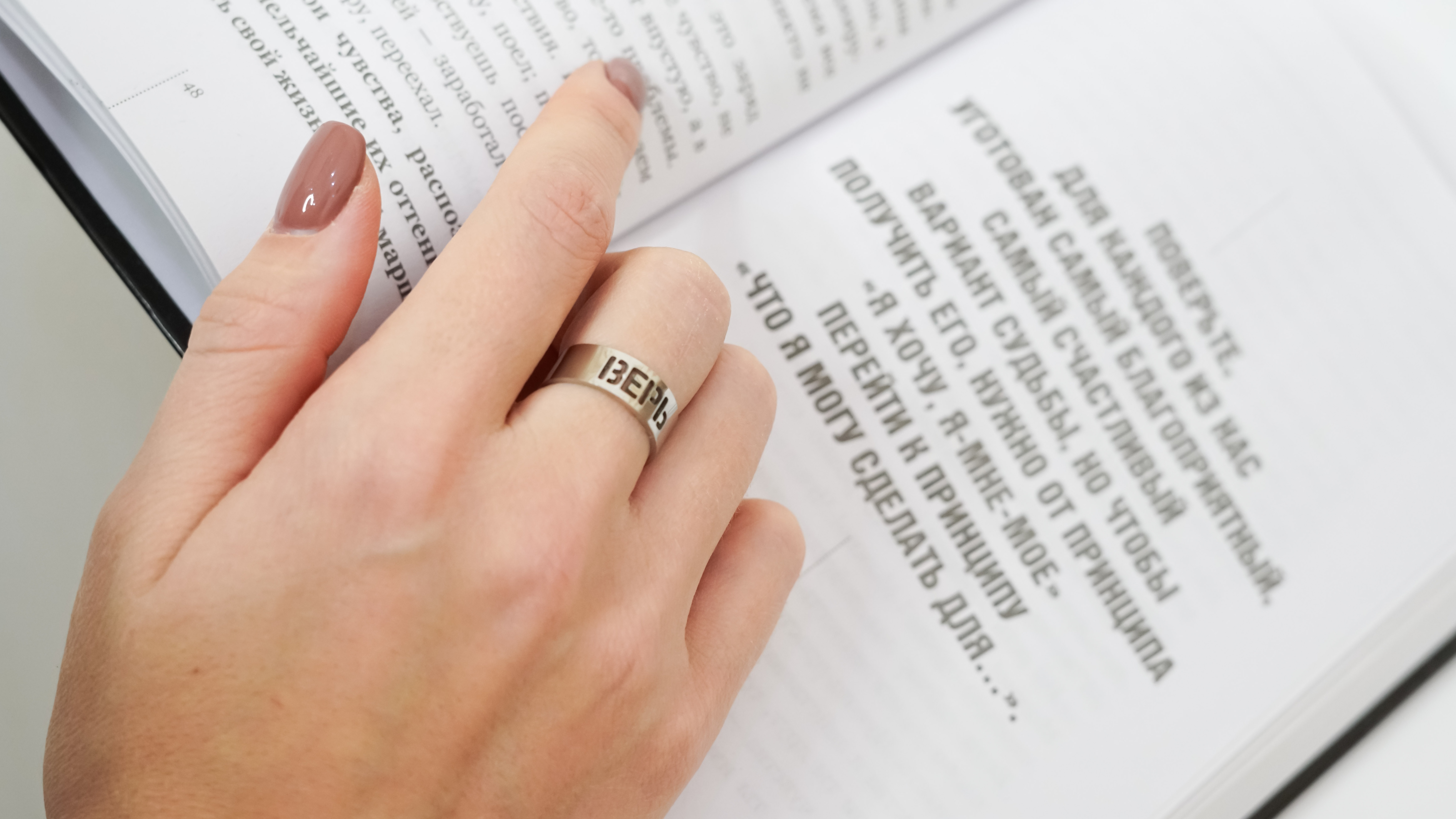 Обручальное и помолвочное кольцо. Кольцо хамелеон. Кольцо на среднем пальце. Кольцо перстень мужской. Одевает кольцо на палец.