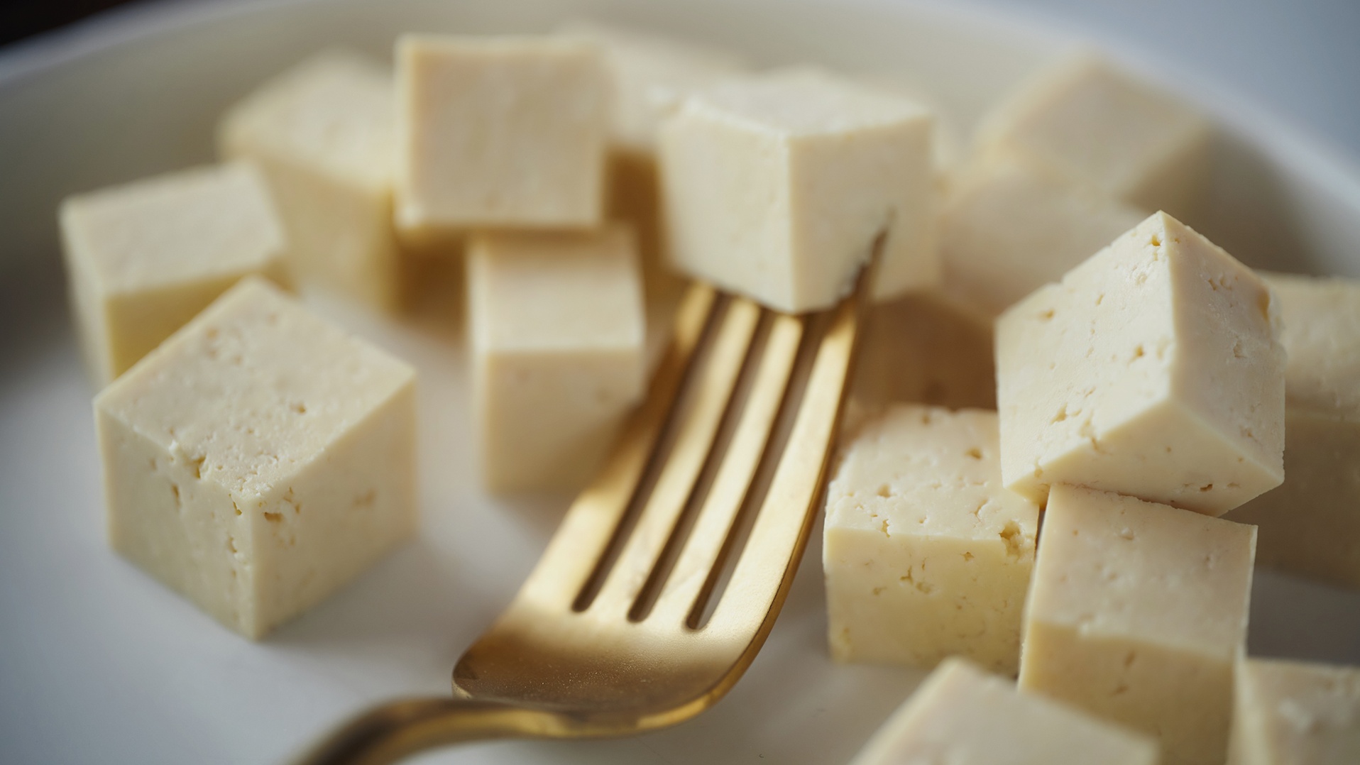 Соевый творог 4 буквы. Творожок тофу. Цвет тофу. Цветок тофу. Сыр из сои.