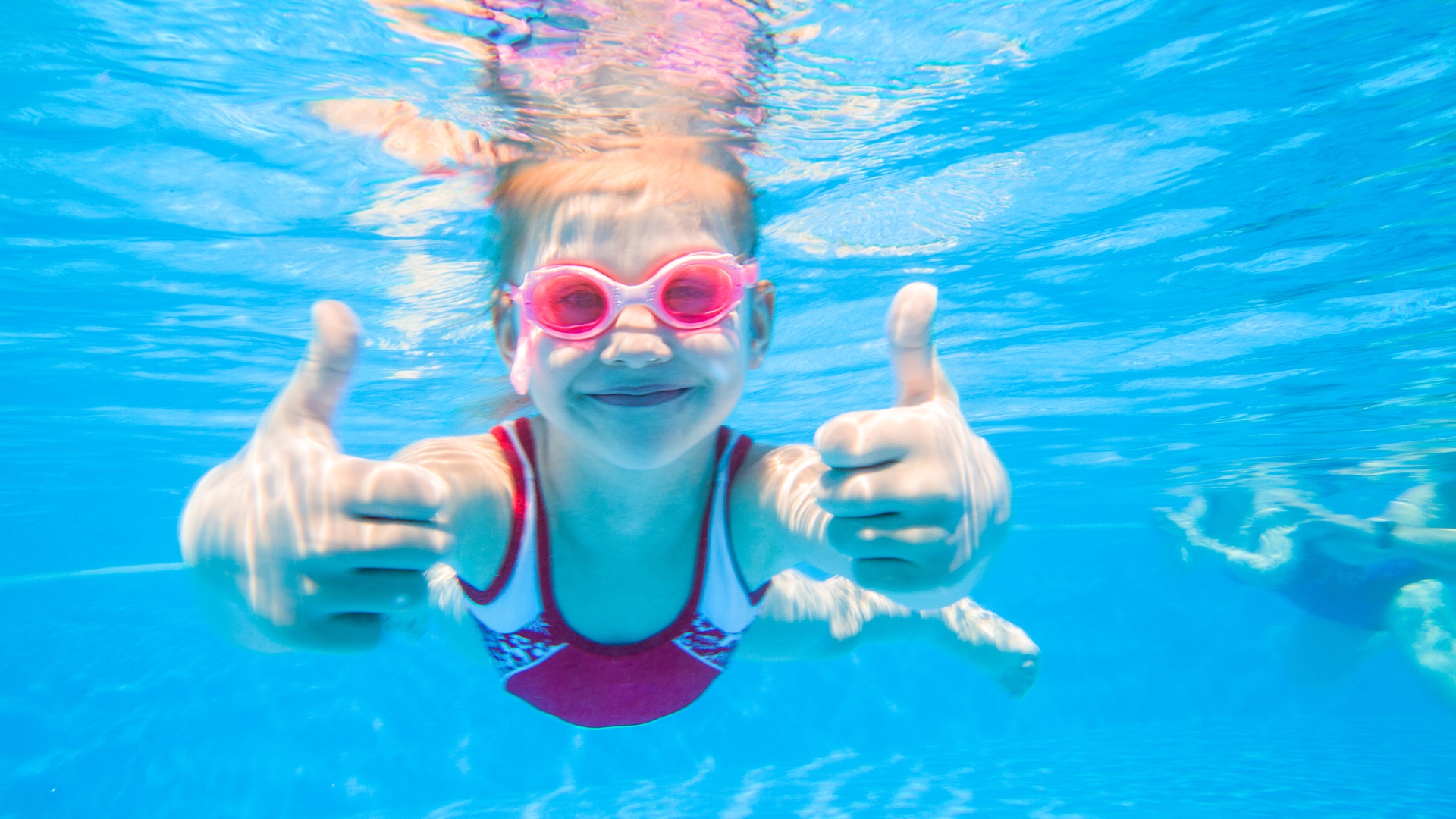 Am swimming. Плавание дети. Занятия спортом плавание. Ребенок в очках для плавания. Плавание дети фото.